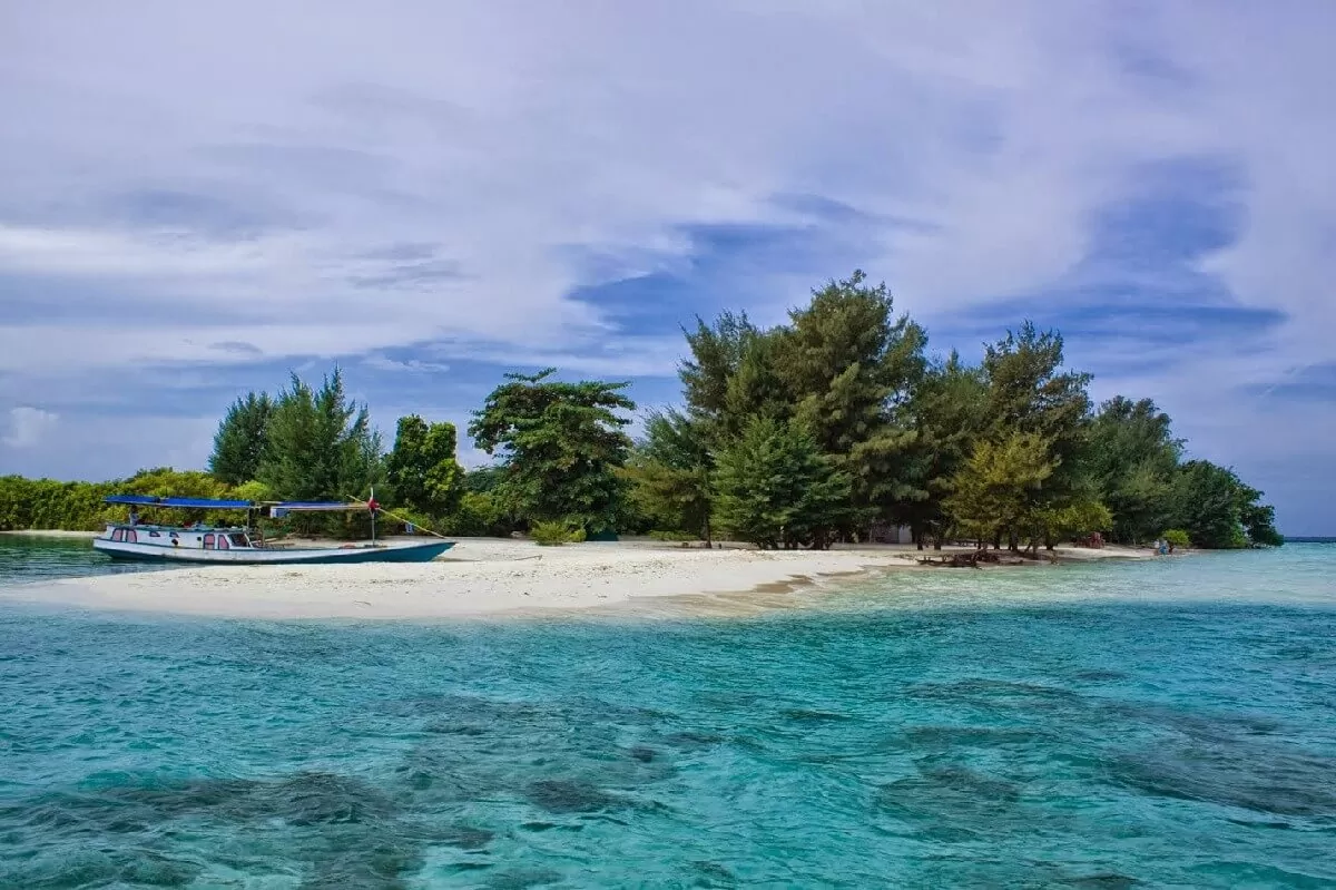 Pantai Karimunjawa yang Mempesona