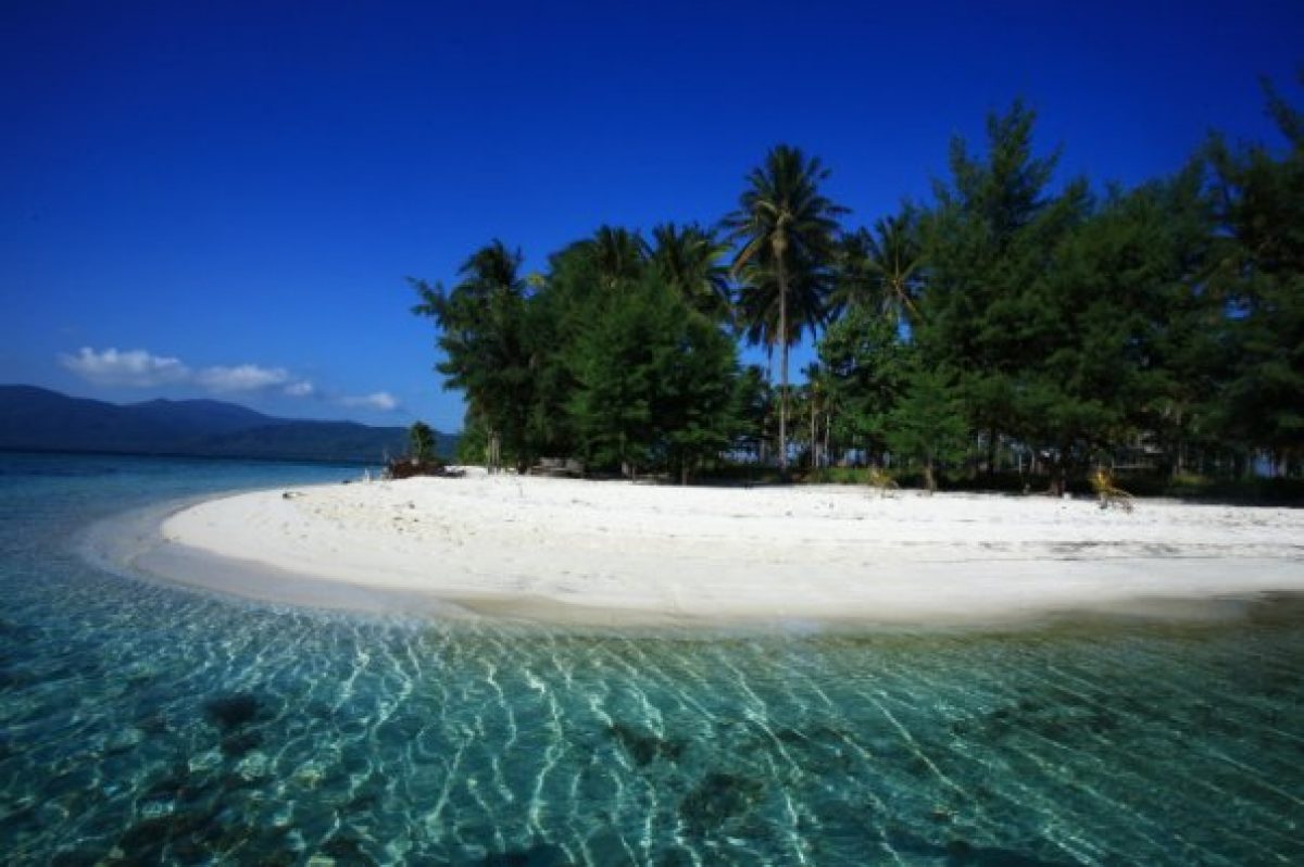 Pantai Batu Karang Pengantin Karimunjawa